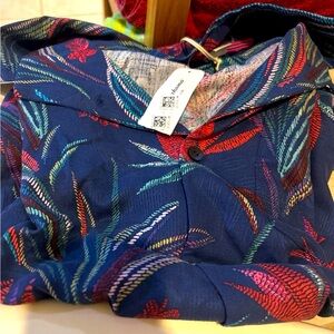 Tommy bahama men’s shirt. Collar, button down front. Hawaiian 🌺 pattern.